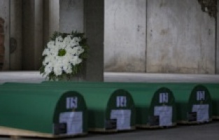 Tišina u Potočarima, u toku pripreme za ispraćaj 50 žrtava genocida u Srebrenici