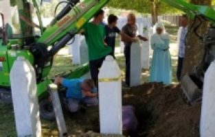 U mezarju Memorijalnog centra Srebrenica - Potočari nastavljena reekshumacija posmrtnih ostataka