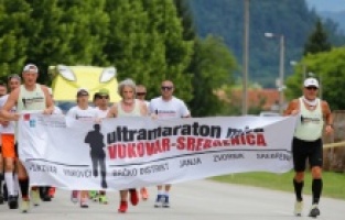 Ultramaratonci iz Vukovara stigli u Potočare: Teško je doći ovdje, iz doline bijelih križeva u dolinu bijelih nišana