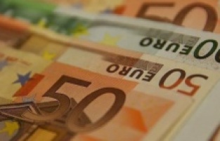 Euro ponovo pao ispod američkog dolara