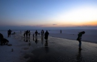 Jezero Tuz neobične boje privlači mnogobrojne turiste