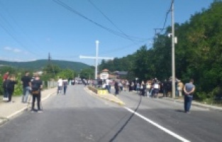 Na Kosovu uklonjenje barikade na putu prema Jarinju, put prema Brnjaku i dalje blokiran