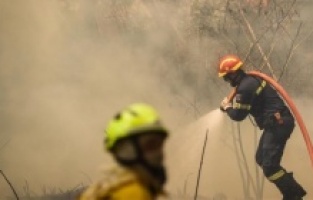 Pod kontrolu stavljen požar u predgrađu Zagreba, cijelu noć na terenu bilo 200 vatrogasaca