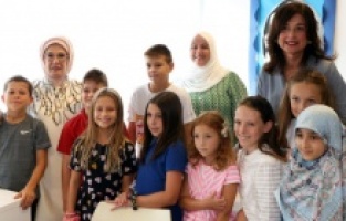 Emine Erdogan i Sanja Musić Milanović posjetile Osnovnu školu “Matija Gubec“ u Zagrebu