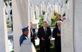 Erdogan posjetio Šehidsko mezarje Kovači, obišao Upravnu zgradu Rijaseta IZBiH