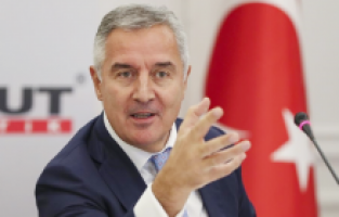 Parlamentarna većina potpisala inicijativu za razrješenje Đukanovića