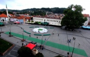 Performans "Cvijet istine i nade" u Tuzli: Pričati o Srebrenici i mimo 11. dana u mjesecu