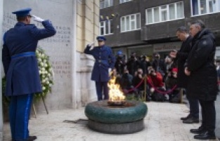 Dan državnosti BiH: Bećirović i Komšić položili cvijeće kod Vječne vatre u Sarajevu