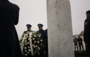 Povodom Dana državnosti BiH položeno cvijeće na mezarju Kovači: Čuvajmo i volimo svoju domovinu