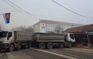 Kosovo: Lokalni Srbi postavili dvije nove barikade u Mitrovici
