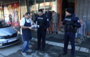 Ljepša strana Mitrovice: Abtul Fettah Kuru dijeli hranu kosovskim policajcima