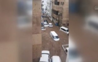 Poplave u Saudijskoj Arabiji: Nabujala vodi nosi automobile u Mekki