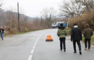 Srbi postavili barikadu u Srbiji u znak podrške kosovskim Srbima