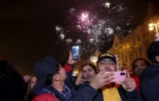 Hiljade ljudi na dočeku Nove godine na Trgu bana Jelačića u Zagrebu