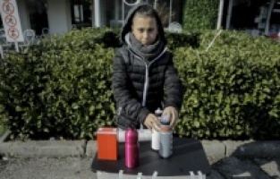 12- godišnji Benjamin Mehanović iz Sarajeva  prodaje čaj kako bi pomogao žrtvama zemljotresa u Turkiye i Siriji