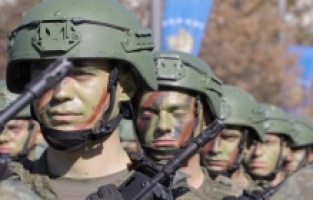 Defile vojnika i policajaca na Kosovu: "Naša Republika je sveta i moramo je čuvati"