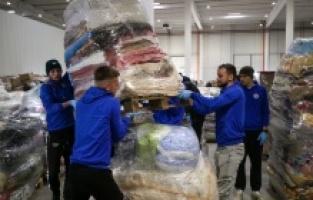 (FOTO) Fudbaleri Željezničara umjesto treninga pomagali u pakovanju pomoći za Turkiye i Siriju