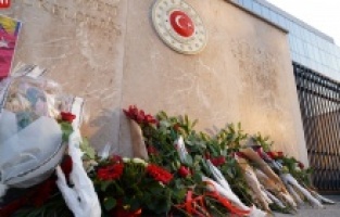 (FOTO) Sarajlije ostavljanjem cvijeća ispred turske ambasade odale počast žrtvama zemljotresa