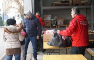 Građani Sarajeva danonoćno donose pakete pomoći