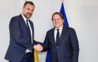 Konaković sa Oliverom Varheliyem: "Kandidatski status pokazatelj da EU vjeruje BiH"