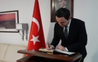 Premijer Kosova Albin Kurti se upisao u Knjigu žalosti u turskoj ambasadi u Prištini