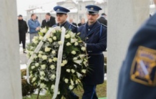 Dan nezavisnosti BiH: Položeno cvijeće na Šehidskom mezarju Kovači