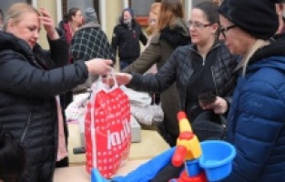 Brojni građani na Humanitarnom bazaru Pomozi.ba