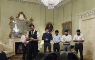 Novoizabrani premijer Škotske Humza Yousaf predvodio molitvu prvog dana u službenoj rezidenciji