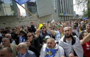 Više stotina građana na protestima ispred Parlamenta FBiH: Protive se imenovanju entitetske Vlade