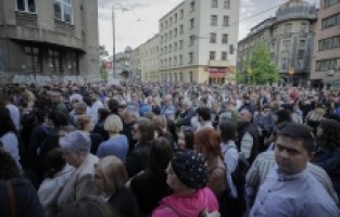 Sarajevo: Više hiljada građana na protestu povodom tragične smrti doktorice Azre Spahić