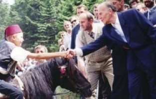 (INFOGRAFIKA)  Danas je 98 godina od rođenja Alije Izetbegovića: Čovjek koji je bio poštovan u cijelom svijetu