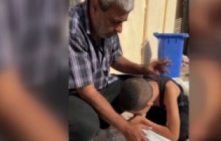 (UZNEMIRUJUĆI SADRŽAJ) Palestinski dječak Khaled traži tijela ubijenih članova porodice