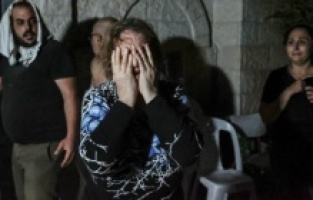 U izraelskom bombardovanju crkve u kojoj su bili raseljeni Palestinci poginulo najmanje osam osoba