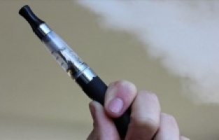 Velika Britanija zabranjuje jednokratne električne cigarete kako bi zaštitila zdravlje djece