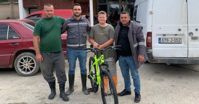 Ministar Uraloglu ispunio obećanje: Dječak Inas dobio bicikl